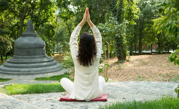 Utsikt Från Ryggen Ung Kvinna Höjde Händerna Upp Gör Yoga — Stockfoto