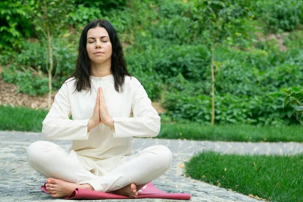 Genç Bir Kadın Doğa Parkında Temiz Havada Meditasyon Yapıyor — Stok fotoğraf