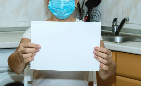 Zbliżenie Dojrzałej Kobiety Masce Medycznej Trzyma Czystymi Banerami Aby Umieścić — Zdjęcie stockowe