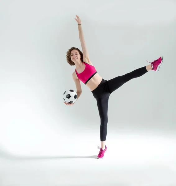 Полная Длина Молодая Спортивная Женщина Футбольным Мячом Руках Делает Упражнения — стоковое фото