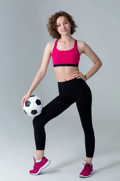 Full Length Νεαρή Αθλητική Γυναίκα Μια Μπάλα Ποδοσφαίρου Στα Χέρια — Φωτογραφία Αρχείου