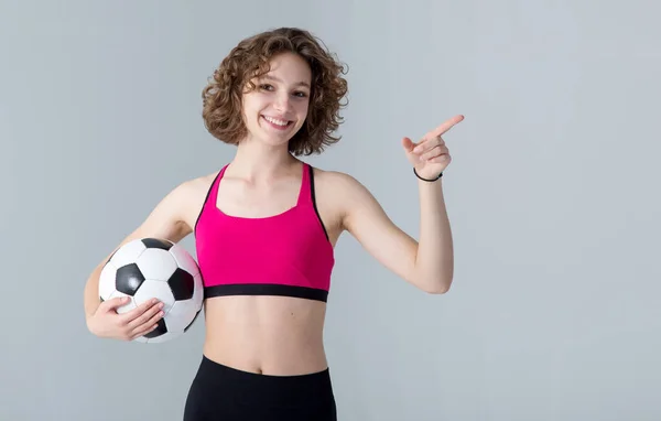 Retrato Uma Jovem Mulher Esportiva Com Uma Bola Futebol Suas — Fotografia de Stock