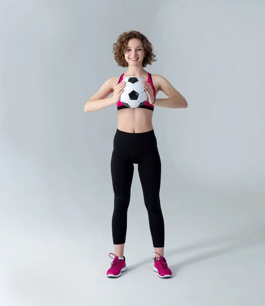 Volledige Lengte Jonge Atletische Vrouw Met Een Voetbal Haar Handen — Stockfoto