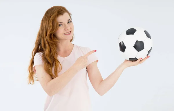 Jeune Femme Sportive Pointe Vers Ballon Football Regarde Caméra Jouer — Photo