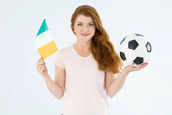 Joven Deportista Con Una Pelota Fútbol Bandera Irlanda Mirando Cámara —  Fotos de Stock