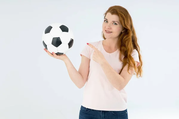 Jovem Esportista Aponta Para Uma Bola Futebol Olha Para Câmera — Fotografia de Stock