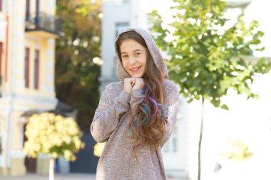 Şehrin arka planındaki kameraya gülümseyen mutlu kızın portresi..