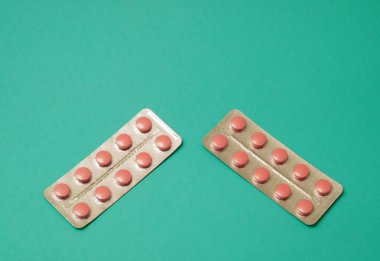 Nane yeşili arka planda pembe haplar, tıbbi ilaçlar..