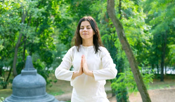 Lycklig Kvinna Mediterar Yoga Kvinnlig Avkoppling Naturen — Stockfoto