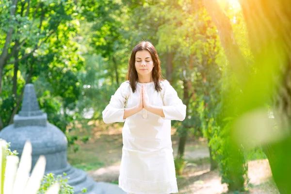 Mujer Feliz Meditando Yoga Femenino Relajante Naturaleza —  Fotos de Stock
