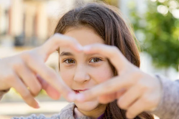 Nahaufnahme Gesicht Schöne Teenager Mädchen Hält Hände Der Form Eines — Stockfoto