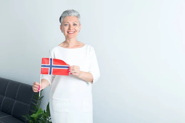 Mulher Negócios Meia Idade Com Bandeira Noruega Escritório Escandinávia — Fotografia de Stock