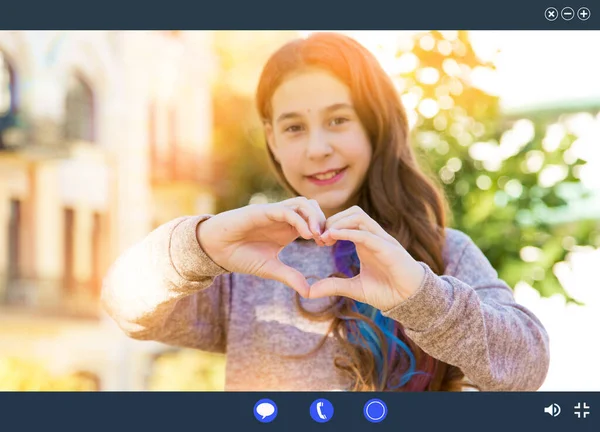 Screen Online Chat Κορίτσι Κρατώντας Χέρια Σχήμα Καρδιάς Ένδειξη Αγάπης Εικόνα Αρχείου