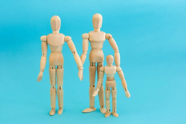 Familie Twee Volwassenen Een Kind Houten Man Kleine Mannequins Staan — Stockfoto