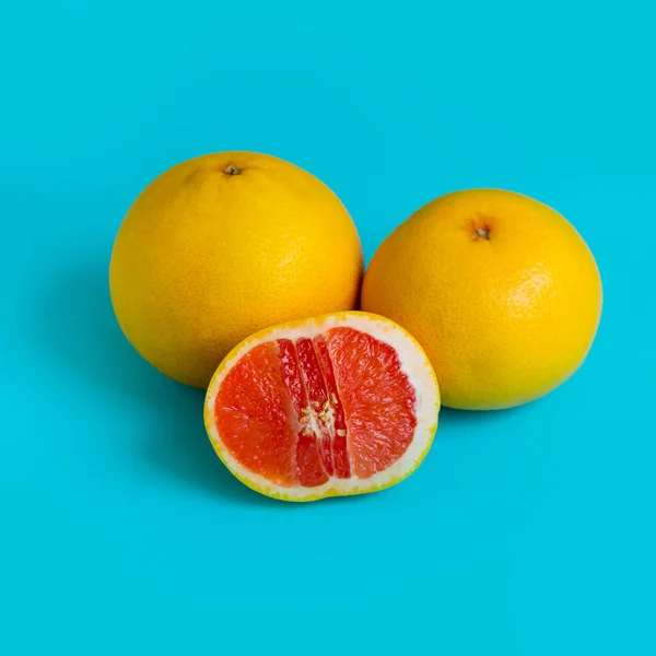 Pompelmo Maturo Giallo Rosso Fondo Blu — Foto Stock