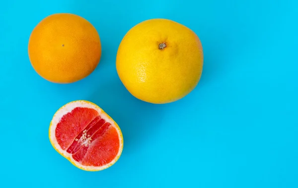 Vista Superior Pomelo Entero Maduro Medio Sobre Fondo Azul —  Fotos de Stock