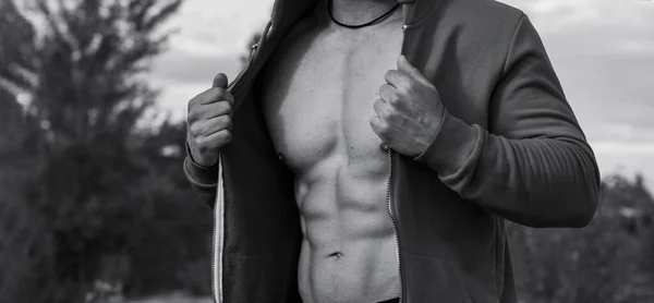 黑白照片 在户外运动训练中 男性肌肉躯干的特写 男性权力 — 图库照片