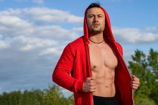 Hombre Musculoso Con Chaqueta Roja Durante Entrenamiento Deportivo Aire Libre — Foto de Stock