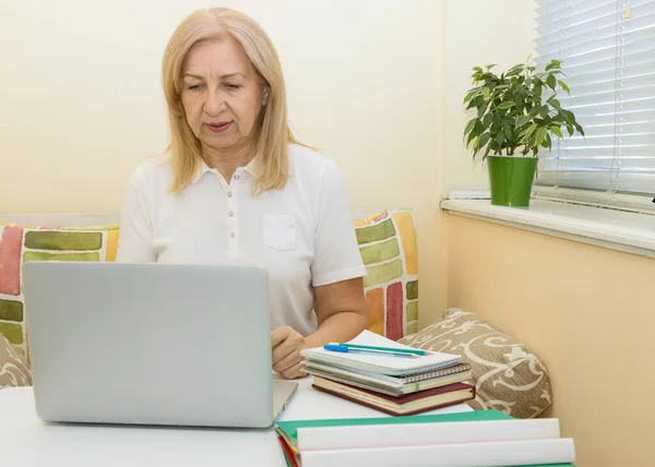 Mature Woman Working Using Laptop Computer Home Office Online Education — Stock Photo, Image