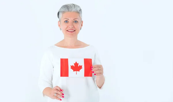 白底加拿大国旗的中年妇女 — 图库照片