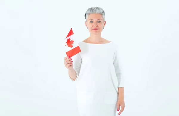 白底加拿大国旗的中年妇女 — 图库照片