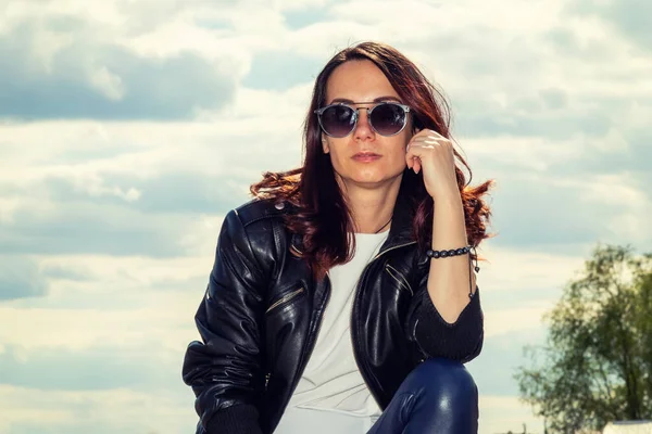 Retrato Una Joven Con Chaqueta Cuero Gafas Sol — Foto de Stock