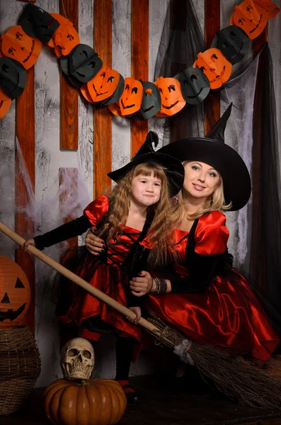 Scène Halloween Avec Deux Jolies Sorcières Jeune Mère Petite Fille — Photo