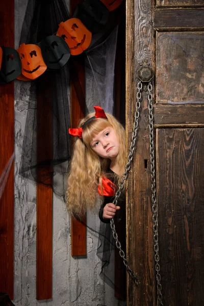 Blond Dívka Halloween Čert Červenými Rohy Vyhlédl Staré Dřevěné Dveře — Stock fotografie