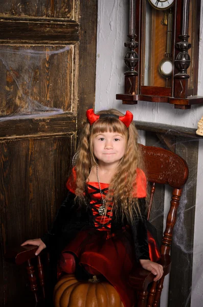 Halloween Diable Fille Costume Rouge Noir Avec Des Cornes Assis — Photo