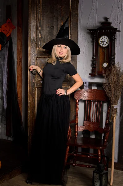 Молодая Привлекательная Блондинка Хэллоуин Ведьма Черном Платье Шляпа Ретро Интерьер — стоковое фото