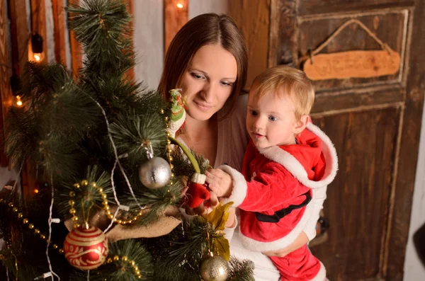 Madre Con Figlio Tra Braccia Decorare Palle Dell Albero Natale — Foto Stock