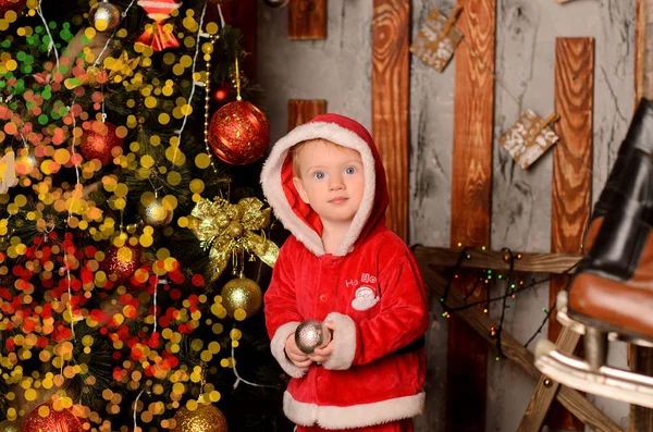Vackra Barn Kostym Santa Claus Står Nära Julgran — Stockfoto