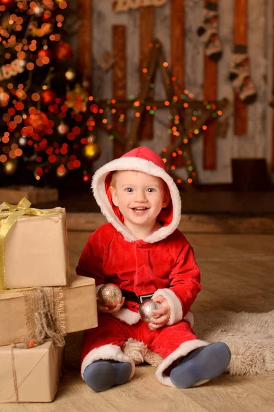 Rindo Bebê Vestido Como Papai Noel Fundo Natal Bokeh Luzes — Fotografia de Stock