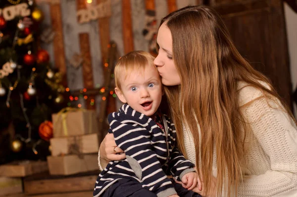 Mamá Besando Hijo Habitación Nochebuena — Foto de Stock
