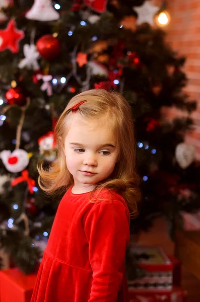 Bonito Menina Vestido Vermelho Fundo Interiores Natal Quarto Esperando Por — Fotografia de Stock