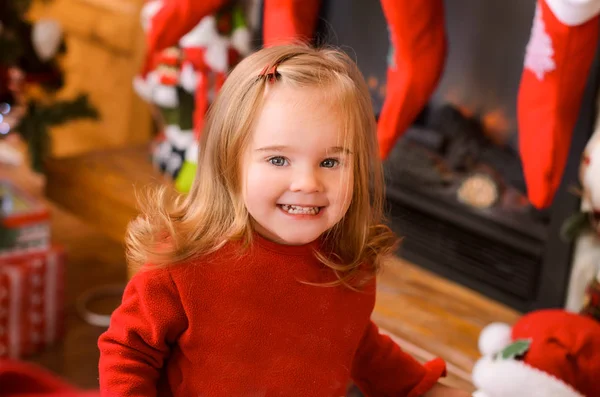 Mignonne Petite Fille Robe Rouge Sur Fond Intérieurs Noël Dans — Photo