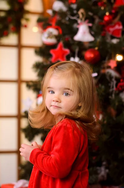 Carino Bambina Abito Rosso Sullo Sfondo Interni Natale Camera Attesa — Foto Stock