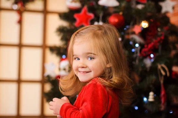 Aranyos Kis Lány Piros Ruhában Háttérben Karácsonyi Belső Szobában Nyaralás — Stock Fotó