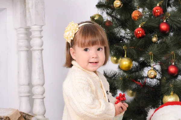 Menina Sorridente Perto Árvore Natal Vestido Malha Com Aro Cabeça — Fotografia de Stock