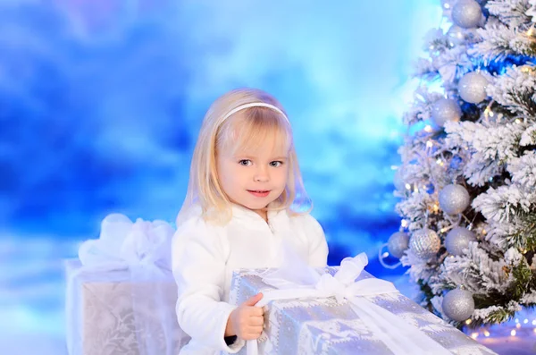 Menina Loira Bonita Cenário Inverno Perto Árvore Natal — Fotografia de Stock