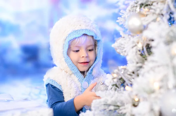 Roztomilá Dívka Oblečená Bílém Pletená Vesta Kapucí Zdobené Vánoční Strom — Stock fotografie