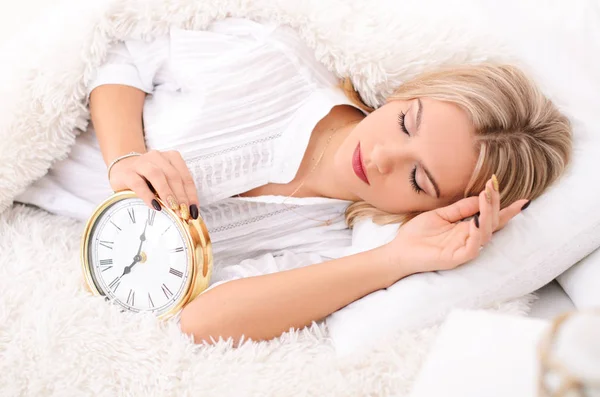 Çekici Genç Kadın Ile Çalar Saat Uyumak Için Uyanmak Yakında — Stok fotoğraf