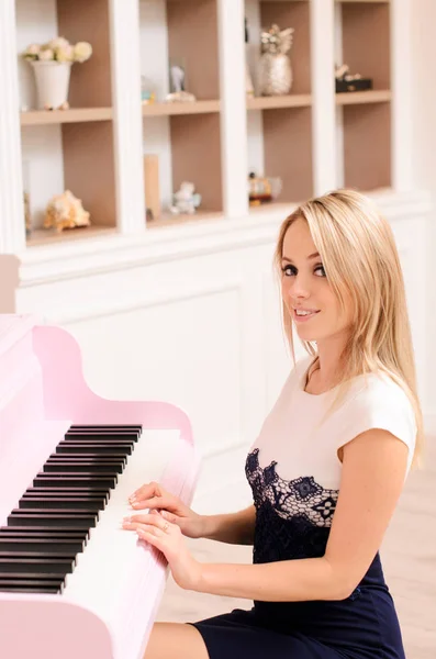 Joven Atractiva Mujer Sonriente Con Cabello Rubio Liso Tocando Piano —  Fotos de Stock