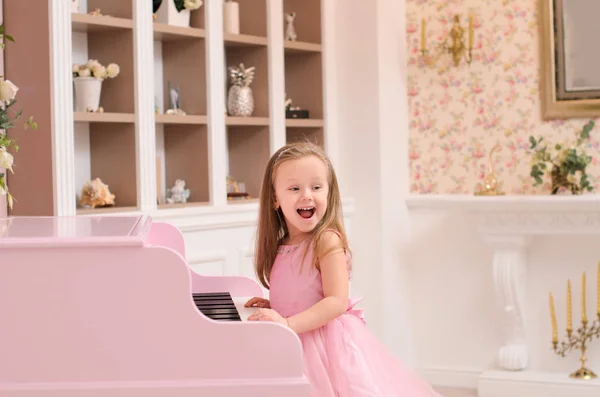 Rindo Menina Vestido Noite Tocando Piano Cauda Rosa Aberto Interior — Fotografia de Stock