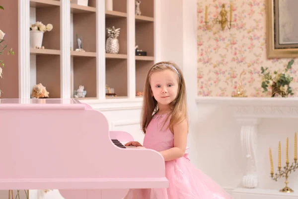 Menina Vestido Noite Tocando Piano Cauda Rosa Aberto Interior Estilo — Fotografia de Stock