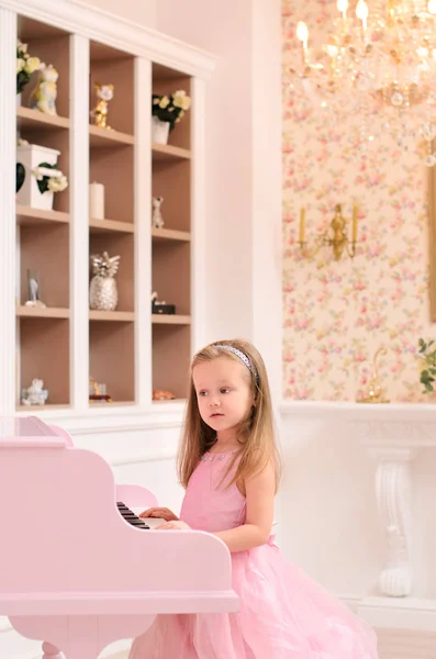 Menina Vestido Noite Tocando Piano Cauda Rosa Aberto Interior Estilo — Fotografia de Stock