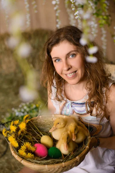 Jovem Atraente Com Cabelo Encaracolado Segurando Cesta Com Patinhos Ovos — Fotografia de Stock