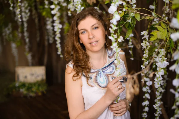 Retrato Hermosa Mujer Rizada Vestido Ligero Entre Flores Glicina Fondo —  Fotos de Stock