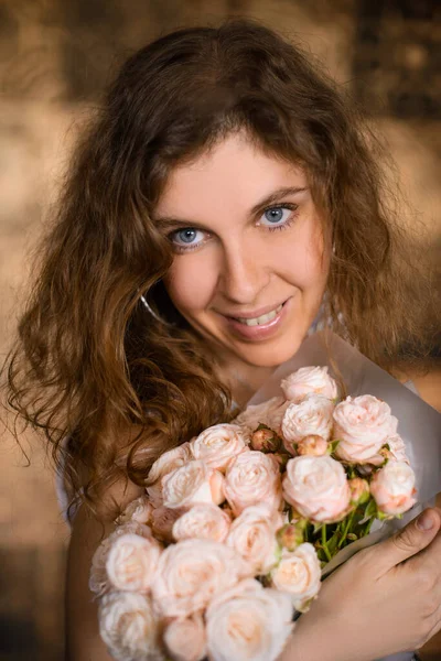 Retrato Hermosa Mujer Rizada Con Ramo Rosas Rosadas Sus Manos —  Fotos de Stock