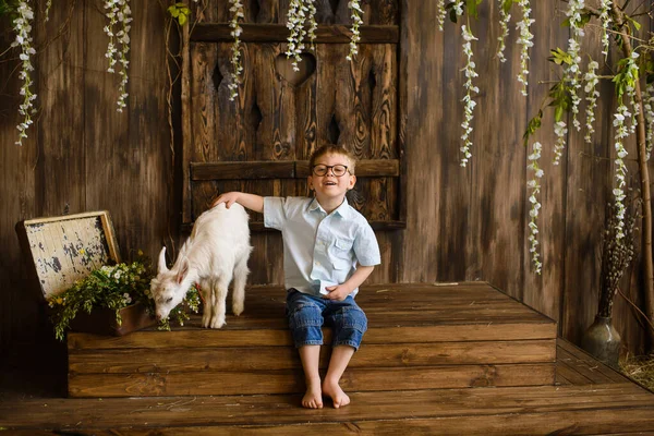 Niño Sonríe Los Escalones Madera Del Porche Lado Del Recién — Foto de Stock